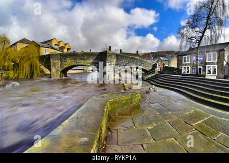 Alte Packesel Brücke über Hebden Wasser in Überflutung, Hebden Bridge, Calderdale, West Yorkshire Stockfoto