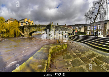 Alte Packesel Brücke über Hebden Wasser in Überflutung, Hebden Bridge, Calderdale, West Yorkshire Stockfoto