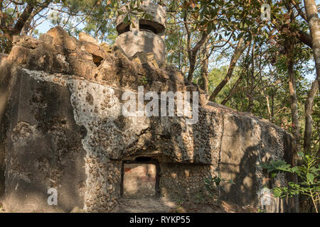 Wandern am Wong Nai Chung Lücke Trail, Hongkong - eine Website von einem verlassenen britischen Militär Position während der Schlacht von Hongkong im 2. Weltkrieg verwendet. Stockfoto