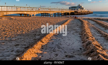 Die seebrücke und den Sandstrand von Bournemouth im Lichte der einen schönen Sonnenuntergang, England Stockfoto