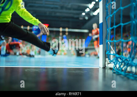 Detail der Handball Torpfosten mit Net und Handball Match im Hintergrund. Stockfoto