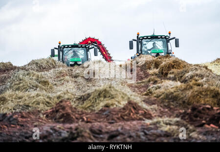 John Deere Traktoren Erntetechnik Karotten. Stockfoto