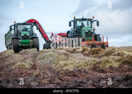 John Deere Traktoren Erntetechnik Karotten. Stockfoto