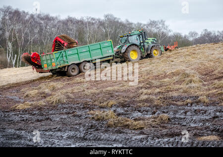 John Deere Traktoren Erntetechnik Karotten. Stockfoto