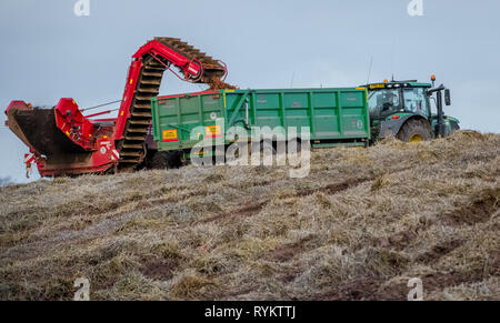 John Deere Traktoren Erntetechnik Karotten. Stockfoto