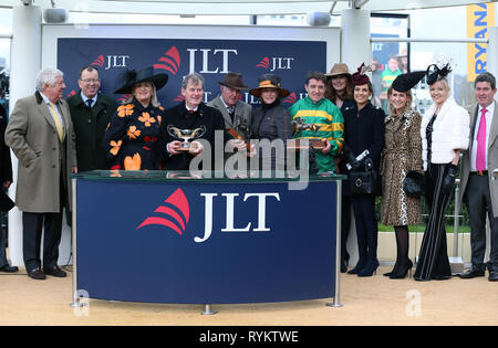 J. S. McManus (Mitte) während der Präsentation nach Sieg in der Jlt Novizen "Chase mit Defi Du Seuill geritten von Barry Geraghty während der St Patrick's Donnerstag der2019 Cheltenham Festival in Cheltenham Racecourse. Stockfoto