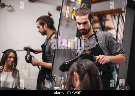 Junge Frau, neue Frisur an professionelle Haar styling Limousine. Stockfoto