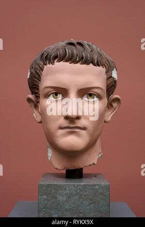 Kopenhagen. Dänemark. Gemalte Porträt Büste des römischen Kaisers Caligula, Ny Carlsberg Glyptotek. Rekonstruktion des ursprünglichen Farbfassung, 2003. Tempe Stockfoto