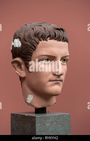 Kopenhagen. Dänemark. Gemalte Porträt Büste des römischen Kaisers Caligula, Ny Carlsberg Glyptotek. Rekonstruktion des ursprünglichen Farbfassung, 2003. Tempe Stockfoto