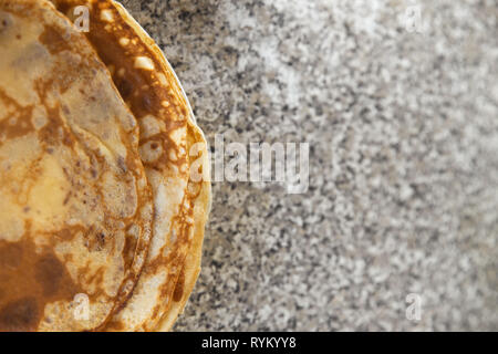 Käse Pfannkuchen mit saurer Sahne auf kithcen Tabelle Stockfoto