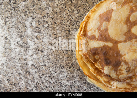 Käse Pfannkuchen mit saurer Sahne auf kithcen Tabelle Stockfoto