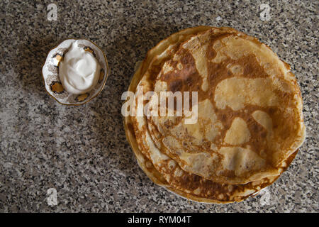 Käse Pfannkuchen mit saurer Sahne auf kithcen Tabelle Stockfoto