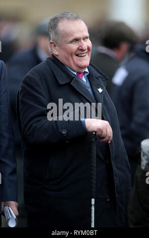 Andrew Gemmell, Inhaber von Paisley Park vor dem während der St Patrick's Donnerstag der2019 Cheltenham Festival in Cheltenham Racecourse. Stockfoto