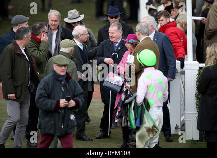 Andrew Gemmell (Mitte), Inhaber von Paisley Park feiert den Gewinn der Sun Racing Stayers" Hürde bei der St Patrick's Donnerstag der2019 Cheltenham Festival in Cheltenham Racecourse. Stockfoto