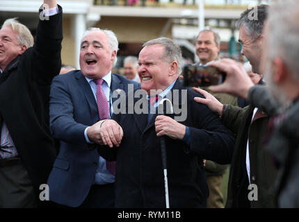 Andrew Gemmell, Inhaber von Paisley Park feiert den Gewinn der Sun Racing Stayers" Hürde bei der St Patrick's Donnerstag der2019 Cheltenham Festival in Cheltenham Racecourse. Stockfoto