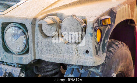 Näher an die Scheinwerfer des off road Auto mit trockenen Schlamm bedeckt alle über Stockfoto