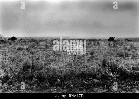 Jesus rettet Zeichen im Feld Big Spring Texas 1990 s USA. Das Christentum in Amerika. 1999 90 s UNS HOMER SYKES Stockfoto