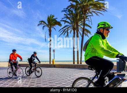 Valencia Strand Malvarrosa, Menschen Radfahren am Strand, El Cabanyal barrio, Spanien Stockfoto