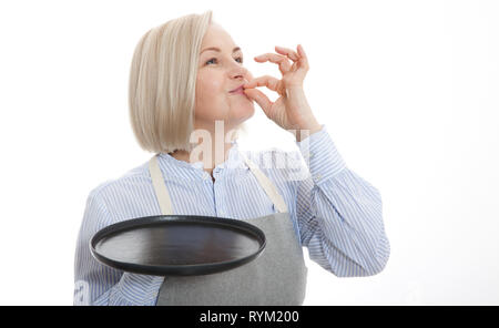 Koch Frau, Zeichen für Lecker. Köchin in Uniform mit perfekter Schild Holding leeren Teller. Koch, Koch oder Bäcker Gestik sehr zufrieden. Kochen mit Geschmack Genehmigung Geste. Mock up. Stockfoto