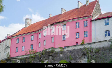 Blick auf die rosa Wand der großen Burg mit den kleinen Fenstern und rote Dächer auf es Stockfoto