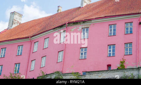 Blick auf die rosa Wand der großen Burg mit den kleinen Fenstern und rote Dächer auf es Stockfoto