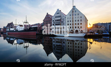 National Maritime Museum und Schiff Sołdek bei Sonnenaufgang, Danzig, Polen Stockfoto