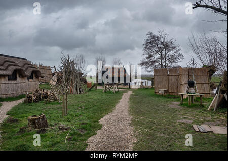 Kleine alte Dorf in der Nähe von Windmühlen in einem bewölkten und windigen Tag - Südholland-Gruppe von 19 monumentale Windmühlen - molens von Kinderdijk Stockfoto