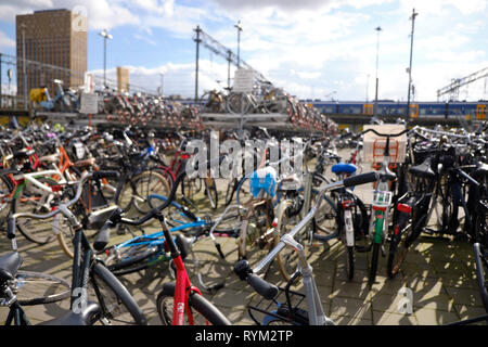 März 2019 Niederlande - Eindhoven Hauptbahnhof Eindhoven mit Parkplatz Fahrrad zug Eisenbahn Stockfoto