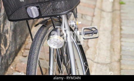 Den Scheinwerfer auf der Vorderseite der Fahrradverleih in Stockholm, Schweden, während auf der Seite der Wand des Gebäudes geparkt wurde Stockfoto