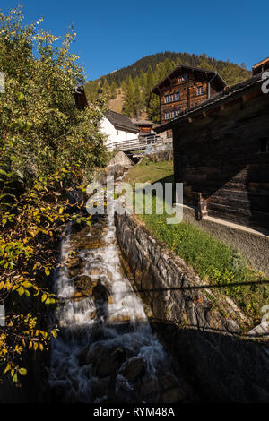 Holzhäuser in Ritzingen, Walliserhaus, Mountain Farm Stockfoto