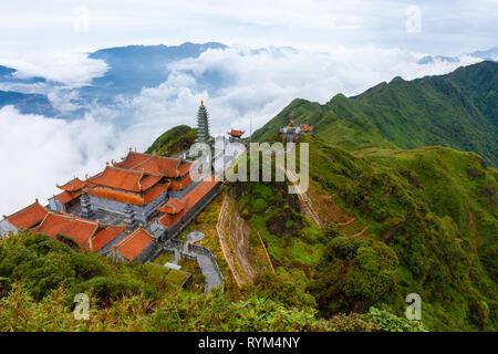 Atemberaubende Aussicht auf die Berge und den Tempel vom Gipfel des Fansipan Berg, Sapa, Lao Cai, Vietnam Stockfoto