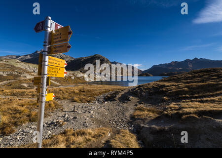 Totensee auf dem Gipfel der Grimselpass in den Alpen Stockfoto