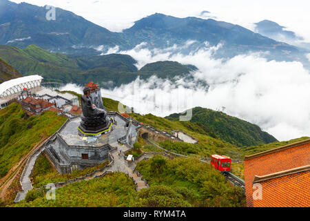 Sapa, Vietnam - Oktober 08, 2018: Ein Blick auf die Statue des Großen Buddha und der standseilbahn Straßenbahn vom Gipfel des Fansipan Berg am 8. Oktober 2018, Stockfoto