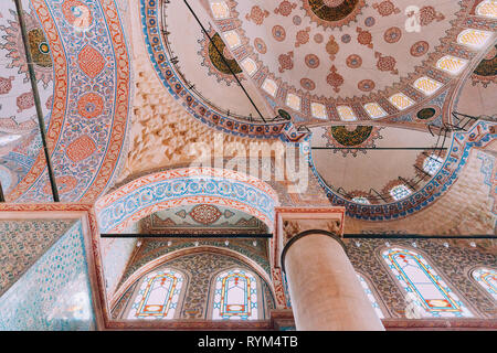 Istanbul, Türkei - 15 August, 2018: Die Innenausstattung der Sultan Ahmed Moschee oder Blaue Moschee am 15. August 2018 in Istanbul, Türkei Stockfoto