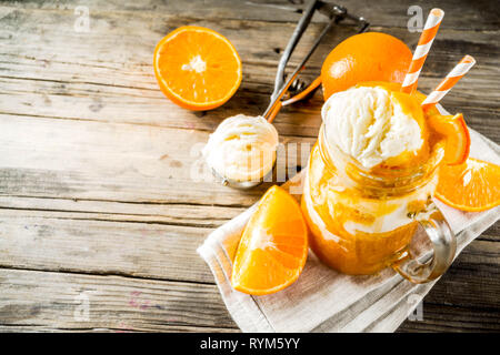 Orange Soda Creamsicle Cocktail. Eis und orange Smoothie. Dreamsicle trinken. Rustikal Background Copy space Stockfoto