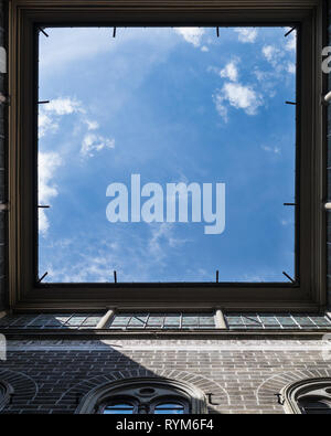 Fenster in den Himmel. Blick hinauf zum Hof des Vintage House in Florenz, Italien. Sehr interessante Winkel. Quadratischen Rahmen mit fallenden Sonnenstrahlen. Stockfoto