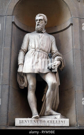 Benvenuto Cellini, Statue, die in den Nischen der Säulenhalle, die Uffizien in Florenz Stockfoto