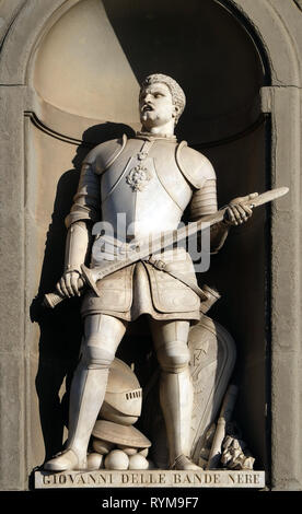 Giovanni delle Bande Nere, Statue, die in den Nischen der Säulenhalle, die Uffizien in Florenz Stockfoto