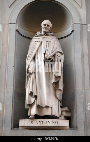 Hl. Antoninus, Statue, die in den Nischen der Säulenhalle, die Uffizien in Florenz Stockfoto