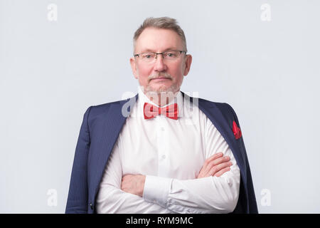 Ältere Menschen tragen Brillen und blauen Anzug herzlich lächelnd und selbstbewusst. Stockfoto