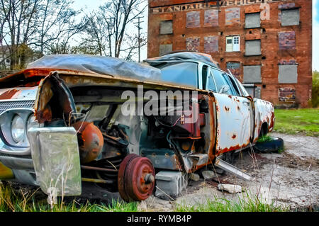 Eine niedrige Winkel auf der linken Seite der einen Lincoln Continental Auto links neben dem Standard Fahrzeug Gebäude in Pontiac, Michigan, USA aufgegeben. Stockfoto