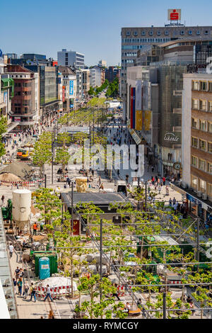 Großes Luftbild des berühmten und lebhaften Einkaufsstraße Zeil in Frankfurt am Main, Deutschland. Die Menschen sind zu Fuß in den mit Bäumen... Stockfoto