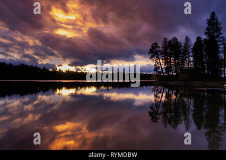 Dramatischer Sonnenuntergang über dem See Blaine in der Flathead Region Montana. Stockfoto