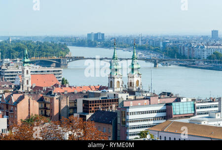 St. Anna Kirche und der Margaret Brücke in Budapest - Ungarn Stockfoto