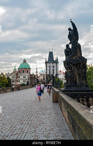 Menschen zu Fuß auf der Karlsbrücke - Prag, Tschechische Republik Stockfoto