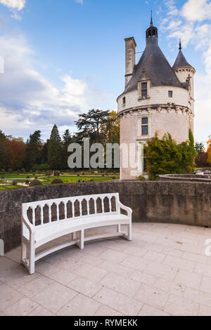 Chenonceau, Frankreich - 6. November 2016: Weiße Sitzbank in der Nähe des Chateau de Chenonceau, mittelalterliche Burg, Tal der Loire. Es wurde im 15. Jahrhundert erbaut, Gemisch Stockfoto