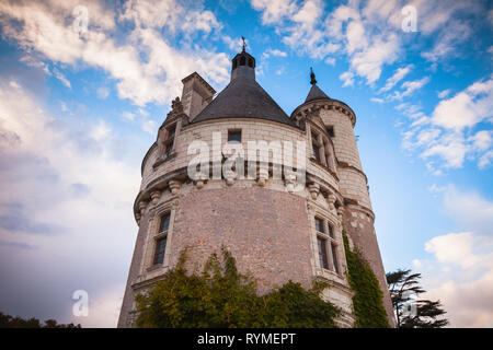 Chenonceau, Frankreich - 6. November 2016: Türme des Chateau de Chenonceau bei bewölktem Himmel, mittelalterliche Burg, Tal der Loire. Es wurde im 15. Jahrhundert Stockfoto