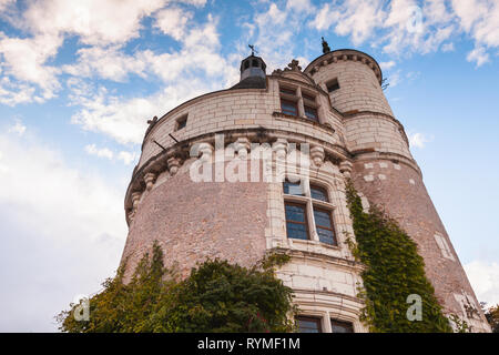 Chenonceau, Frankreich - 6. November 2016: Turm des Chateau de Chenonceau bei bewölktem Himmel, mittelalterliche Burg, Tal der Loire. Es wurde im 15. Jahrhundert gebaut, Stockfoto