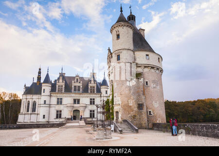 Chenonceau, Frankreich - 6. November 2016: Touristen sind in der Nähe des Chateau de Chenonceau, mittelalterliche Burg im Tal der Loire. Es wurde im 15. Jahrhundert erbaut, Mixtu Stockfoto