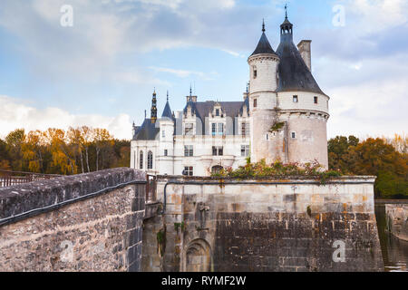 Chenonceau, Frankreich - 6. November 2016: Chateau de Chenonceau, mittelalterliche Burg, Loire-Tal. Es entstand im 15. Jahrhundert, Mischung aus Spätgotik und ea Stockfoto